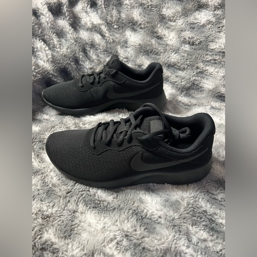 Nike Tanjun : Youth Size 6.5: Black / Black